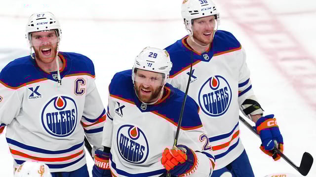 Die Oilers-Spieler (v.l.) Connor McDavid mit Leon Draisaitl und Olivier Rodrigue jubeln in Las Vegas