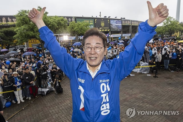 Lee Jae-myung, the presidential candidate of the liberal Democratic Party, gives a thumbs-up to voters during a campaign stop in Gwangyang, South Jeolla Province, southwestern South Korea, on May 15, 2025, ahead of the June 3 presidential election. (Pool photo) (Yonhap)