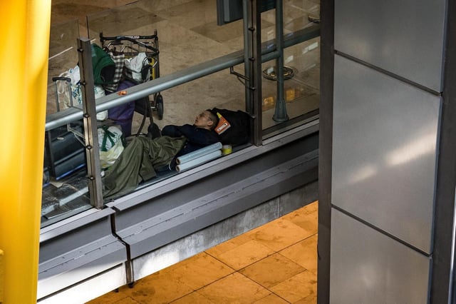 Un hombre duerme en la T4 del Aeropuerto Adolfo Suárez-Madrid Barajas.