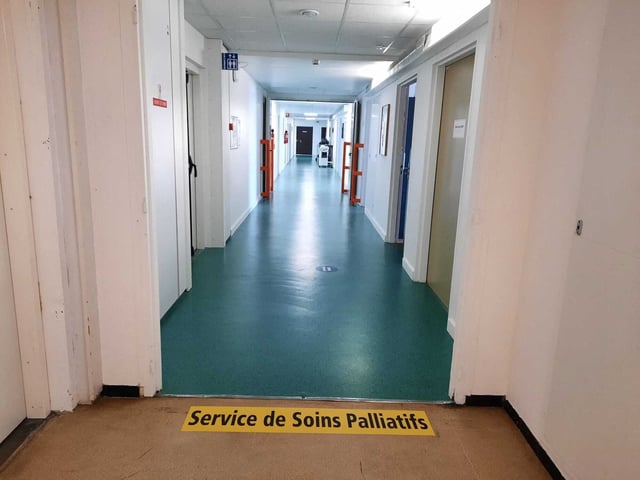 
L’article rejeté par les députés mercredi 14 mai visait à créer un diplôme d’études spécialisées en médecine palliative et en soins d’accompagnement.