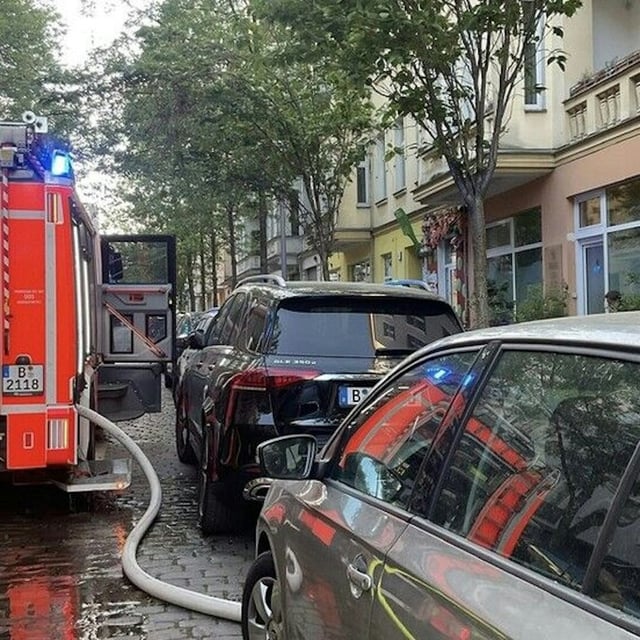 Die Berliner Feuerwehr war bei einem Brand in einem Mehrfamilienhaus in Prenzlauer Berg im Einsatz.