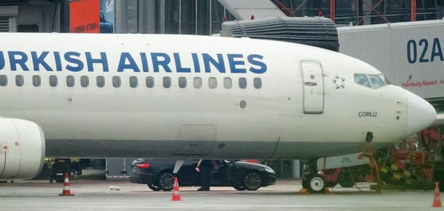Der Geiselnehmer fuhr mit seinem Auto neben eine Maschine der Turkish Airlines. Er forderte ein Flugzeug und die Ausreise für sich und seine Tochter in die Türkei