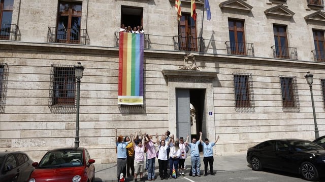 Este acto ha sido presidido por la delegada del Gobierno, Pilar Bernabé, acompañada por representantes de asociaciones LGTBI