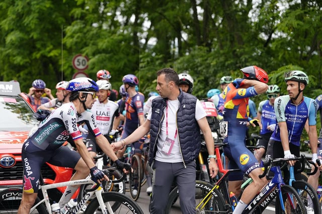 Vincenzo Nibali, embajador del Giro, charla con Primoz Roglic, con la etapa parada.