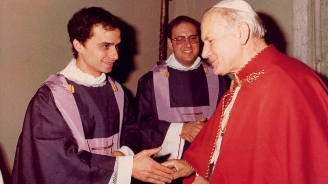 Robert Francis Prevost rencontre Jean-Paul II (à droite).