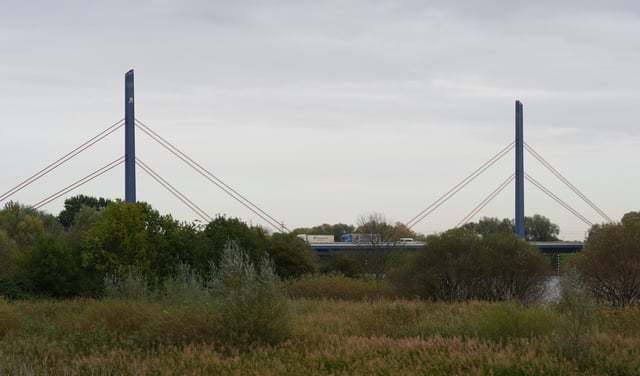 Fahrzeuge fahren über die Norderelbbrücke auf der Autobahn A1.