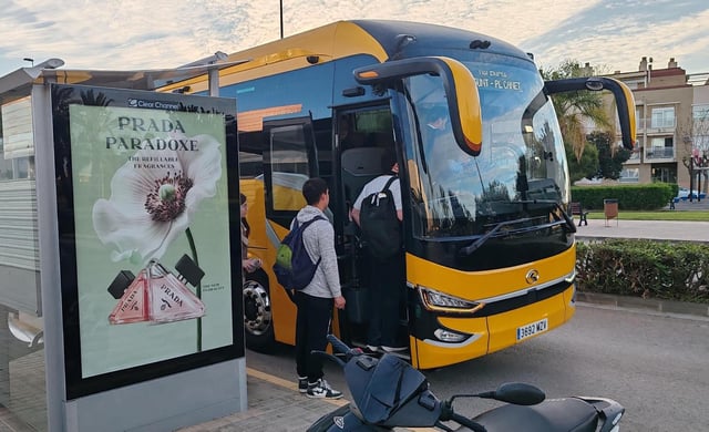 Autobús que presta servicio entre València, Sagunt y Canet.