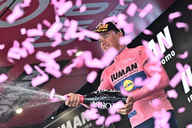 Mads Pedersen, en el podio del Giro de Italia tras la etapa 6.