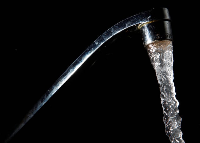 Tap water flows out of a faucet in New York June 14, 2009. Picture taken June 14, 2009.  REUTERS/Eric Thayer/File Photo