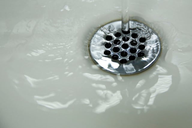 Running tap water is seen in Flint, in Michigan, May 4, 2016. REUTERS/Carlos Barria/File Photo