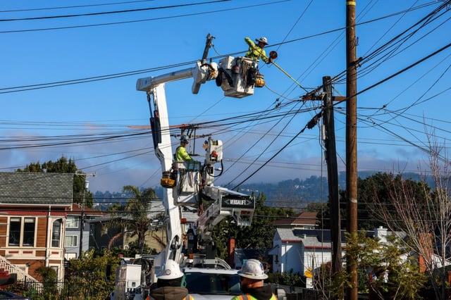 PG&amp;E subcontractors connect new residential cables after installing a new utility post in Oakland, Calif., on Thursday, Dec. 19, 2024. (Ray Chavez/Bay Area News Group)