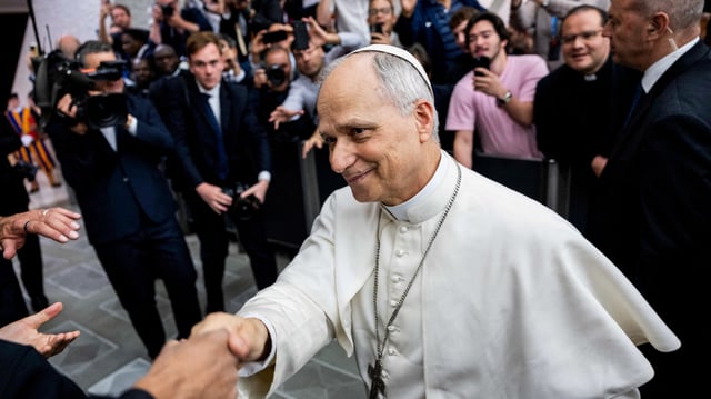Le pape Léon XIV lors d’une audience avec des représentants des médias dans la salle Paul VI au Vatican, le 12 mai 2025.