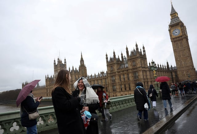 Tourists walk across Westminster bridge, with the Elizabeth Tower, commonly known as Big Ben, and the Houses of Parliament behind, in London, Britain, January 31, 2025. REUTERS/Isabel Infantes/File Photo