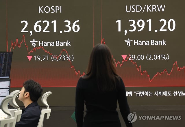 This photo shows a dealing room at Hana Bank in central Seoul on May 15, 2025. (Yonhap)