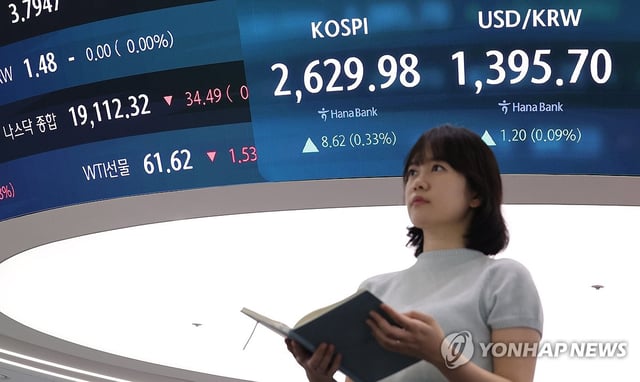 This photo shows a dealing room at Hana Bank in central Seoul on May 16, 2025. (Yonhap)