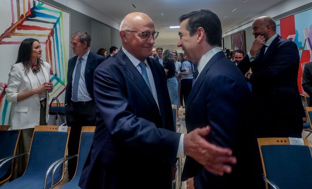 El president del Banc Sabadell, Josep Oliu (esquerra), i el president del BBVA, Carlos Torres Vila, el juny del 2024. | RICARDO RUBIO / EUROPA PRESS
