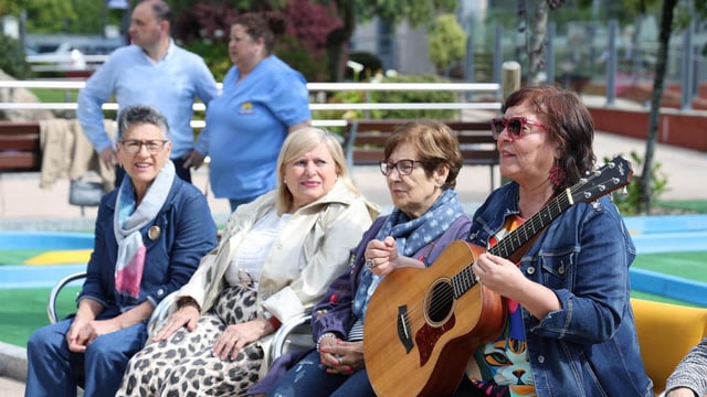 Maiores e usuarios con discapacidade de Doral Residencias, de entre os 11 e os 104 anos de idade, gozaron dun encontro musical con Uxía e o grupo de cantareiras Malvela, quen visitaron o centro con motivo da celebración da semana das Letras Galegas para interpretar cantigas populares.