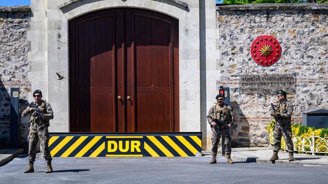 Soldaten bewachen den Eingang des Dolmabahce-Palasts in Istanbul.