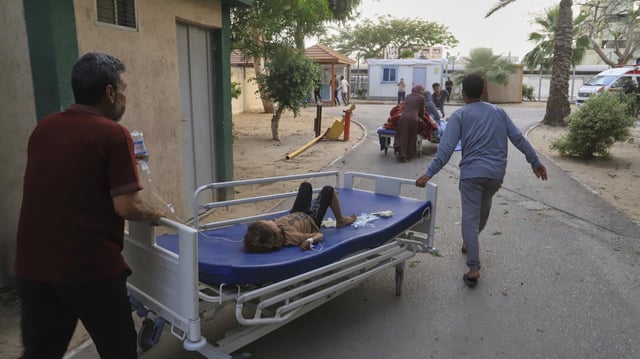 Patienten werden aus dem Europäischen Krankenhaus in Chan Yunis gebracht.