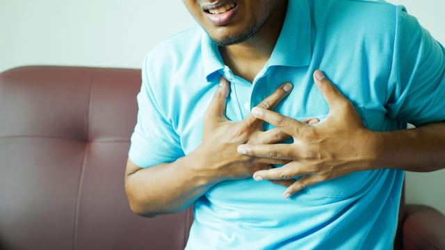 Why do women have faster heartbeats while men are more susceptible to developing irregular rhythms?