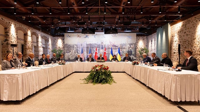 La delegación de Estados Unidos (izquierda) y de Ucrania (derecha), junto a los representantes turcos (en el centro), en la mesa de negociaciones celebrada en Estambul, en una foto facilitada por el Gobierno turco.