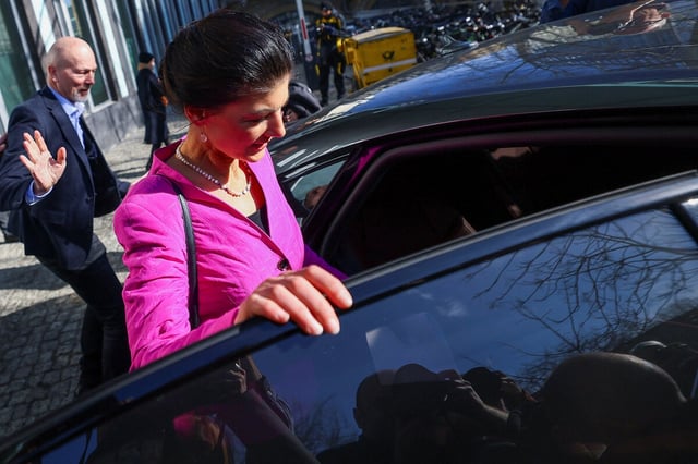 Sahra Wagenknecht steigt in ein Fahrzeug