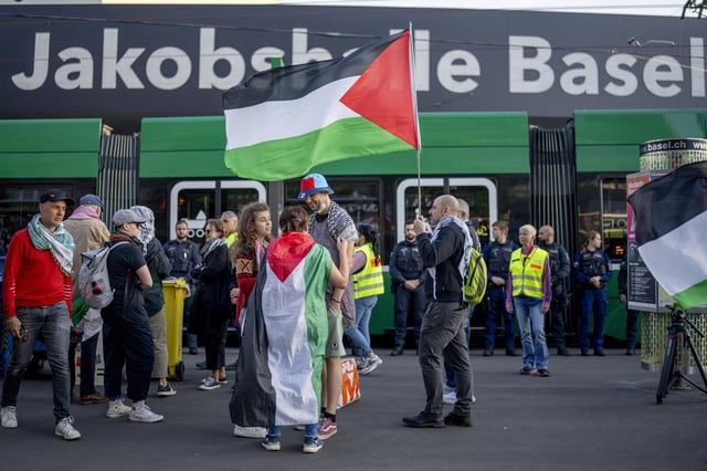 Demonstranten vor der St. Jakobshalle, kurz vor dem Halbfinale