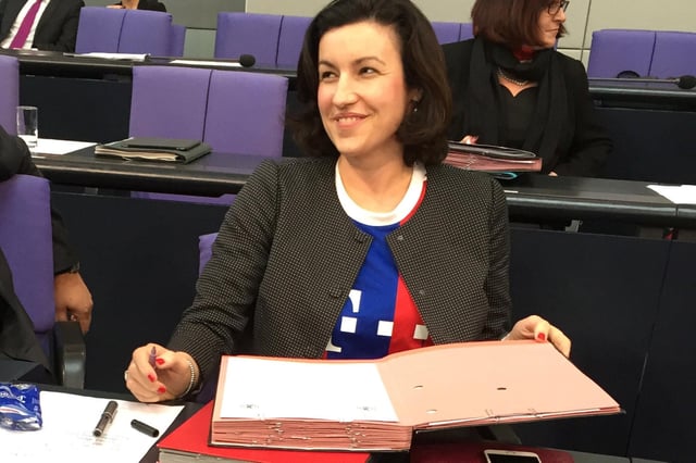 7. Mai 2015: Dorothee Bär (CSU) mit einem Trikot des FC Bayern München im Bundestag