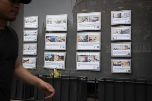 Escaparate de una inmobiliaria en Barcelona