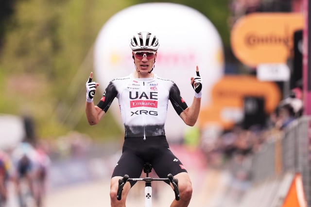 Der Spanier Juan Ayuso feiert seinen Tagessieg beim Giro