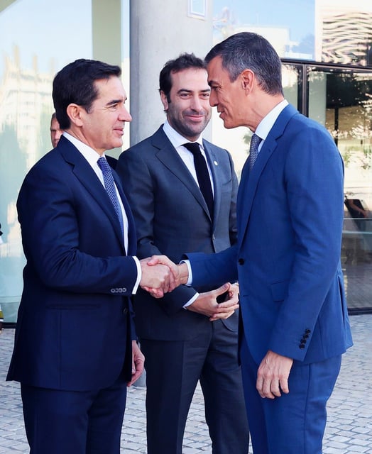 El presidente de BBVA, Carlos Torres, y el presidente del Gobierno, Pedro Sánchez, en 'La Vela', sede de BBVA en Madrid.
