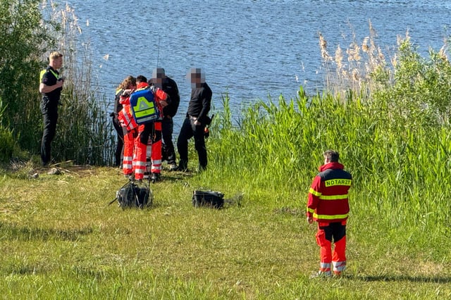 Einsatzkräfte am Leichenfundort bei Laßrönne nahe Hamburg.