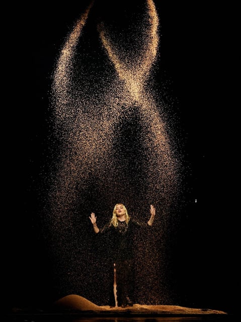 Pour la performance de Louane, France 2 a fait appel à Fredrik Rydman, scénographe des prestations victorieuses en 2015 et 2024.