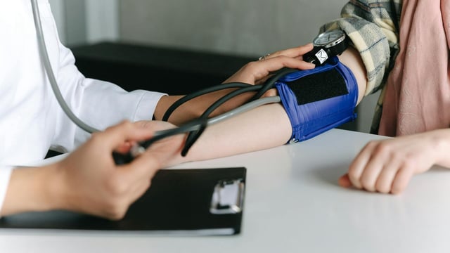 High blood pressure often has no symptoms, so damage can occur silently over years before heart failure develops. Early detection and management are crucial. (Freepik)