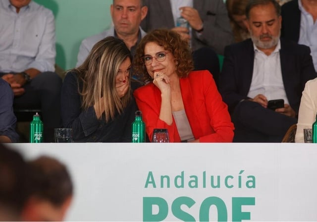 María Jesús Montero (derecha) escucha a María Márquez durante el Comité Director del PSOE andaluz en San Juan de Aznalfarache (Sevilla), este viernes