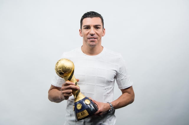 Lucio 2017 in Berlin mit der Siegertrophäe des Fußballturniers Confed-Cup