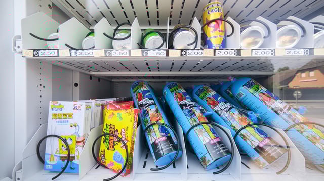 Ein Warenautomat der unter anderem mit Lachgasflaschen bestückt ist.