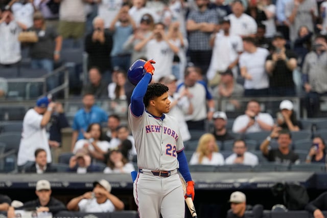 New York Mets' Juan Soto waved to the Yankees fans while they booed him.