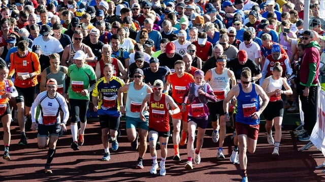 Zahlreiche Läufer:innen beim Rennsteiglauf.