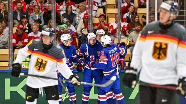 Drew O'Connor aus den USA jubelt mit seinen Teamgefährten über sein Tor zum 3:0