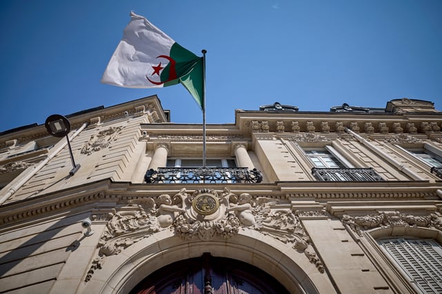 Tensions Paris-Alger: le passeport diplomatique ne suffit désormais plus aux Algériens pour entrer en France