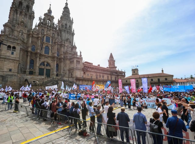 Miles de personas se manifiestan en Santiago en defensa del gallego.