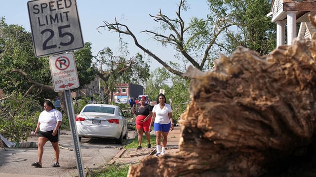 Menschen begutachten die Schäden nach einem schweren Sturm in St. Louis, USA
