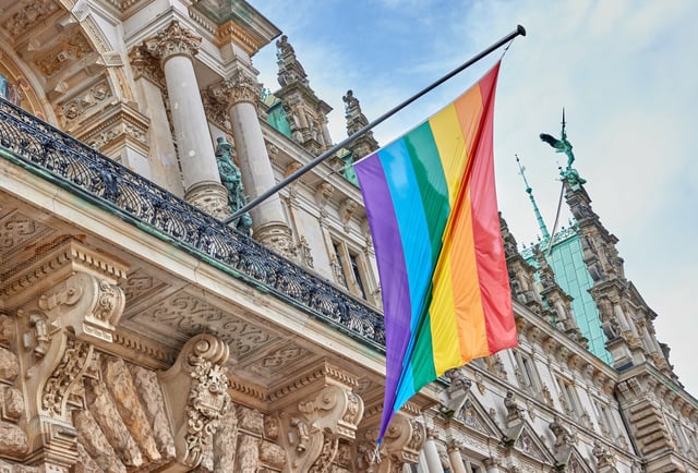 Die Pride-Flagge wird jährlich zum CSD am Hamburger Rathaus gehisst (Archivbild).
