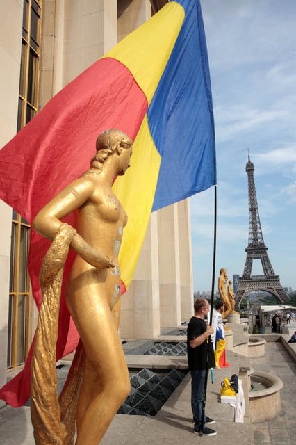 En France, on en compte au moins 135 000 citoyens d'origine roumaine, qui travaillent aussi bien comme maçons que comme chirurgiens.
