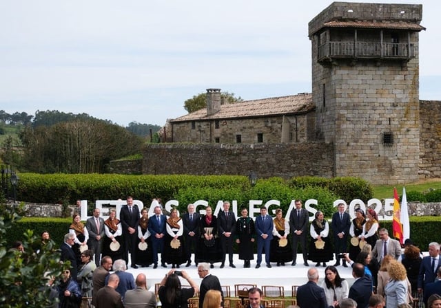 Varias autoridades, en Malpica, con motivo del día de las Letras Galegas
