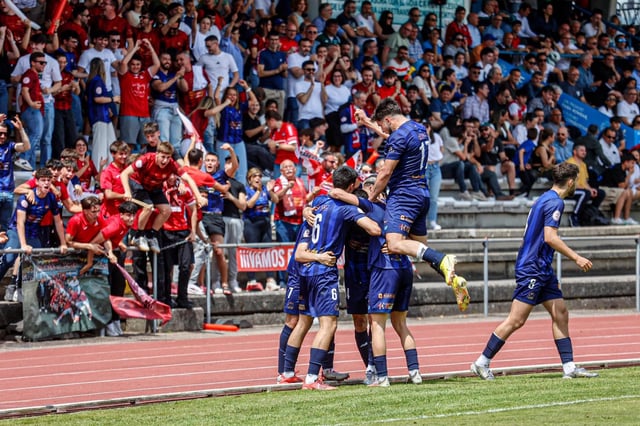 Los jugadores del Estradense celebran el gol del empate.