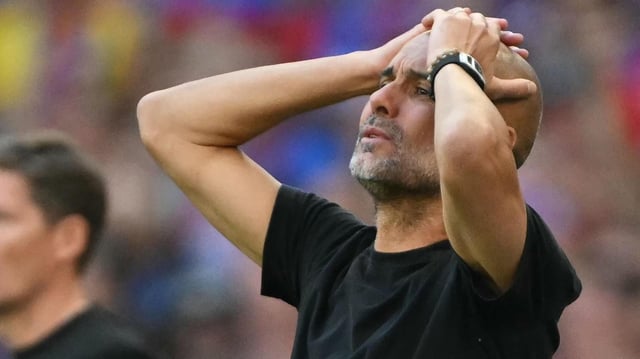 Guardiola se lamenta durante la final de la FA Cup entre el Crystal Palace y el Manchester City en Wembley.