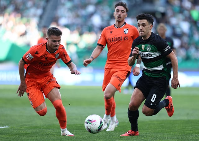 Soccer Football - Primeira Liga - Sporting CP v Vitoria S.C. - Estadio Jose Alvalade, Lisbon, Portugal - May 17, 2025 Sporting CP's Pedro Goncalves in action with Vitoria S.C's Miguel Maga REUTERS/Rodrigo Antunes
