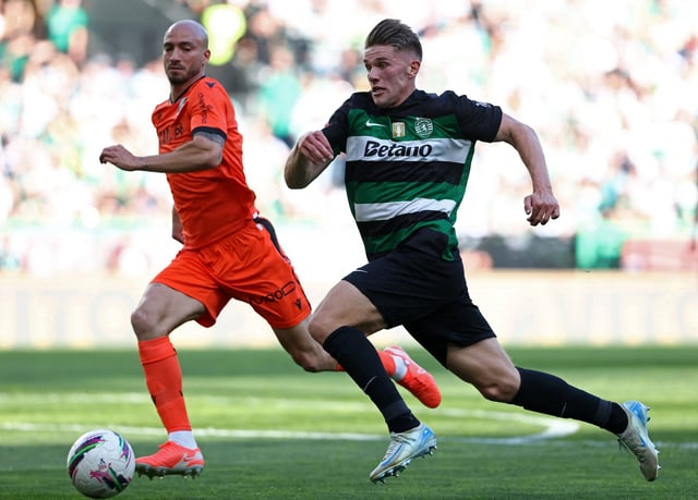 Soccer Football - Primeira Liga - Sporting CP v Vitoria S.C. - Estadio Jose Alvalade, Lisbon, Portugal - May 17, 2025 Sporting CP's Viktor Gyokeres in action with Vitoria S.C's Mikel Villanueva REUTERS/Rodrigo Antunes